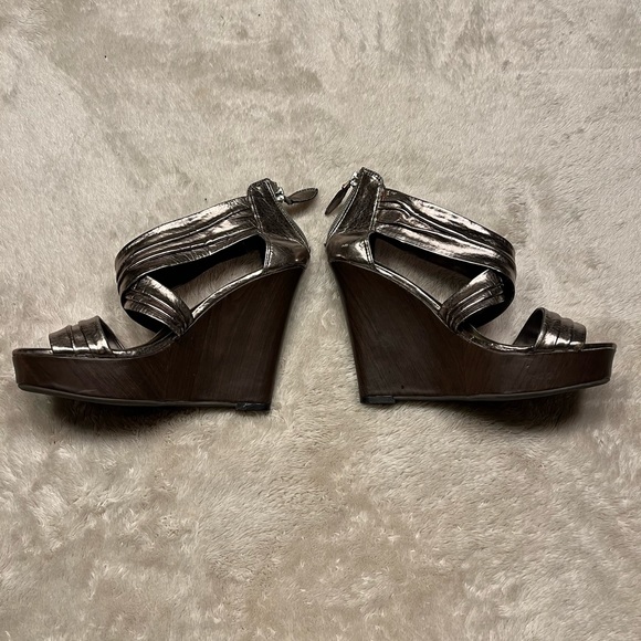 Women’s GLO JEANS Sexy Criss Cross Bronze Metallic High Heel Wedge - Picture 4 of 9